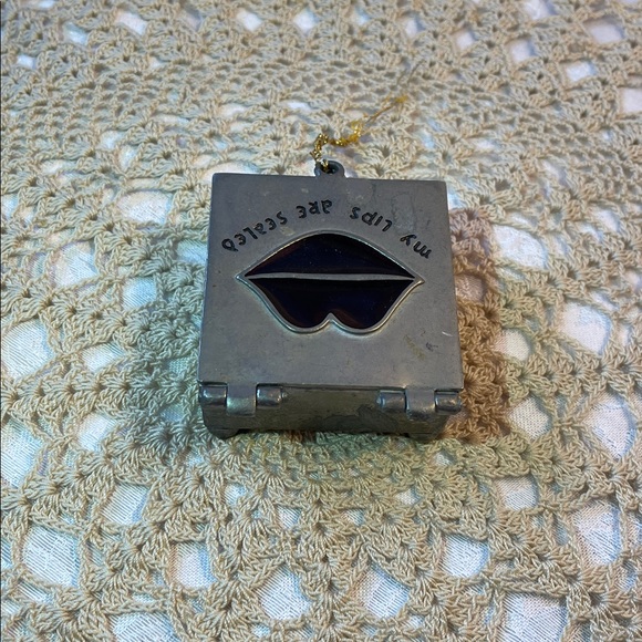 Vintage “My Lips are sealed” Silver & Red Lip-Shaped trinket box. - Picture 3 of 4